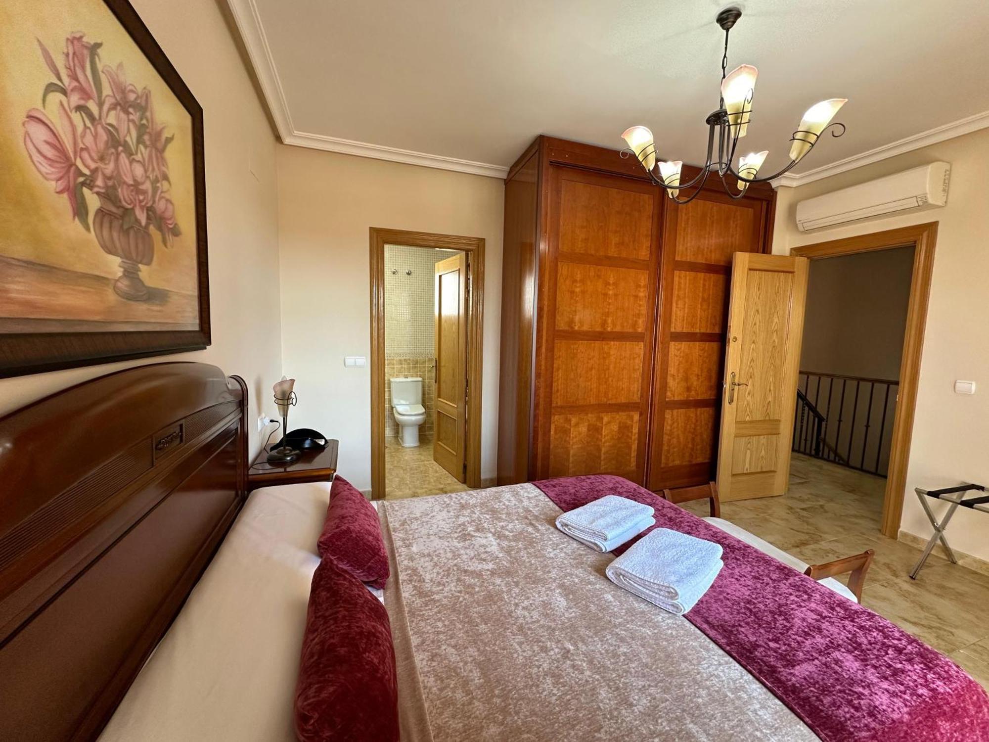 Casa Grande De Tres Plantas Con Parking Gratis Vila Linares  Exterior foto