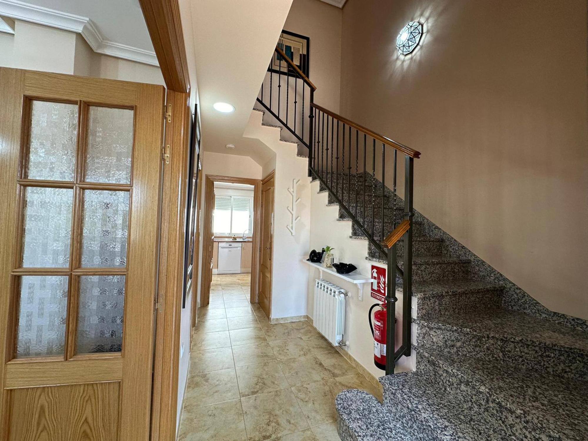 Casa Grande De Tres Plantas Con Parking Gratis Vila Linares  Exterior foto