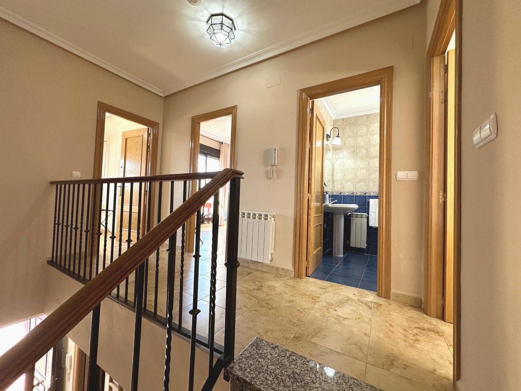 Casa Grande De Tres Plantas Con Parking Gratis Vila Linares  Exterior foto