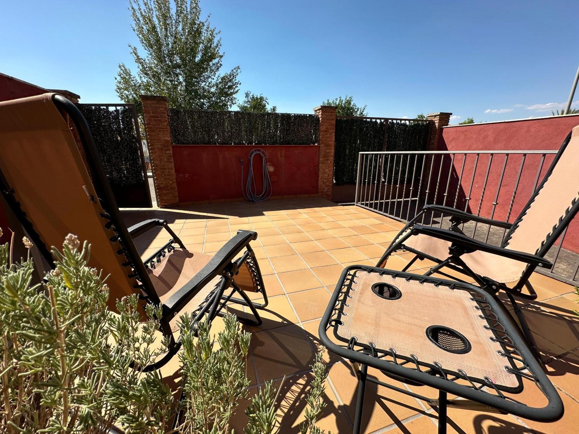 Casa Grande De Tres Plantas Con Parking Gratis Vila Linares  Exterior foto