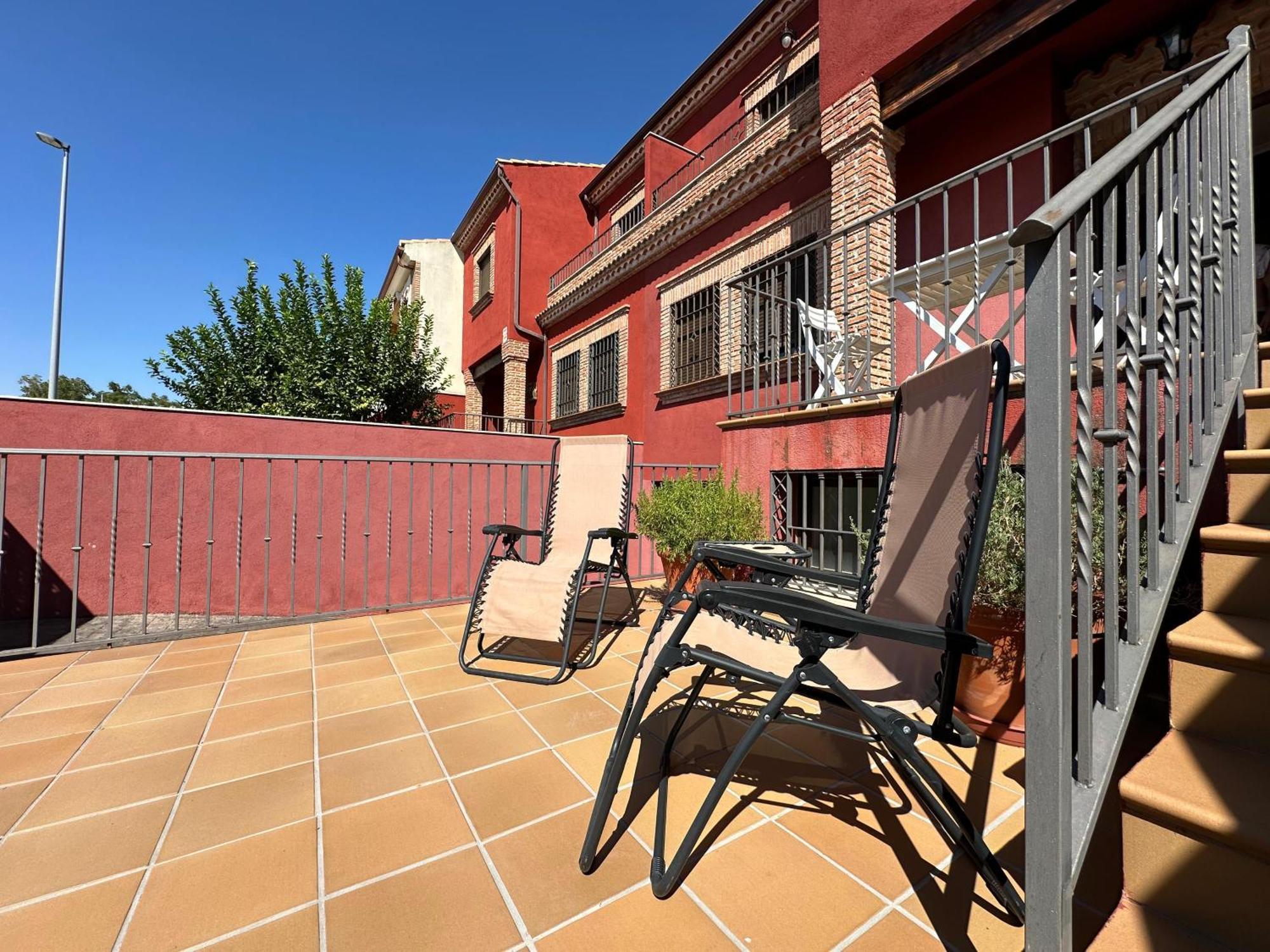 Casa Grande De Tres Plantas Con Parking Gratis Vila Linares  Exterior foto