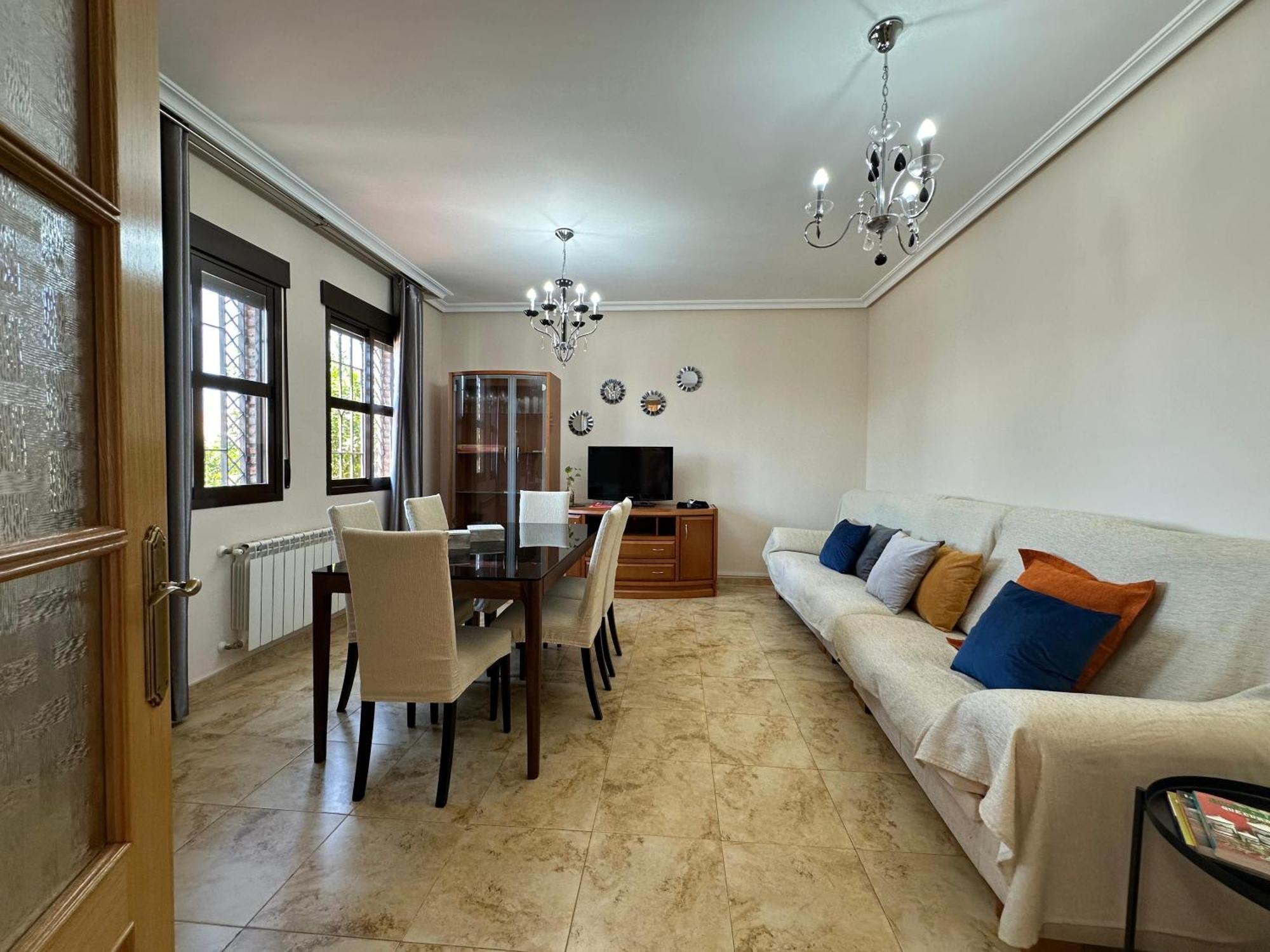 Casa Grande De Tres Plantas Con Parking Gratis Vila Linares  Exterior foto