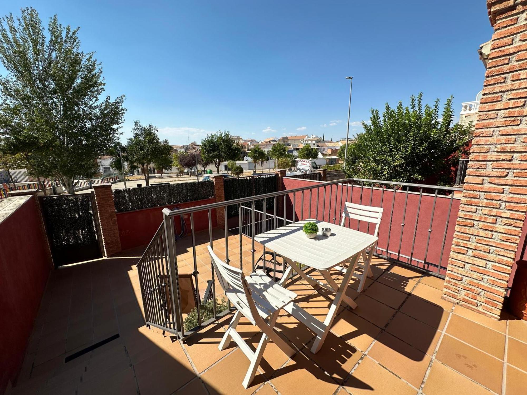 Casa Grande De Tres Plantas Con Parking Gratis Vila Linares  Exterior foto